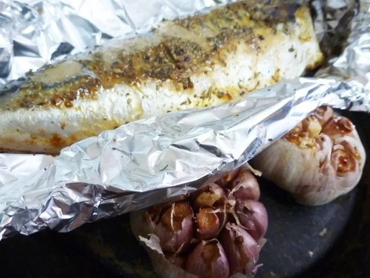 Паштет из скумбрии с запеченным чесноком и каперсами: шаг 4