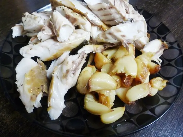Паштет из скумбрии с запеченным чесноком и каперсами: шаг 5