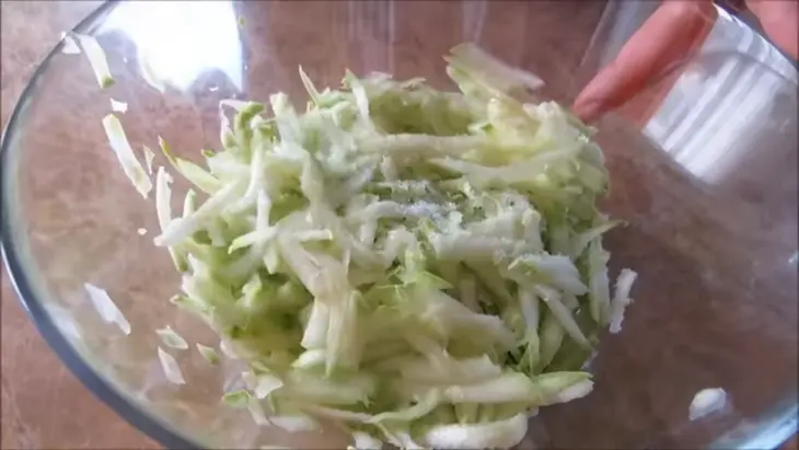 Курица в хрустящей шубке из картофеля и кабачка!: шаг 3