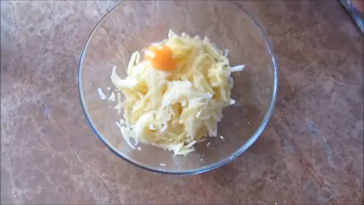Курица в хрустящей шубке из картофеля и кабачка!: шаг 4