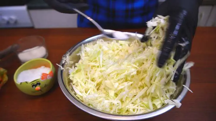 Салат из белокочанной капусты: шаг 2