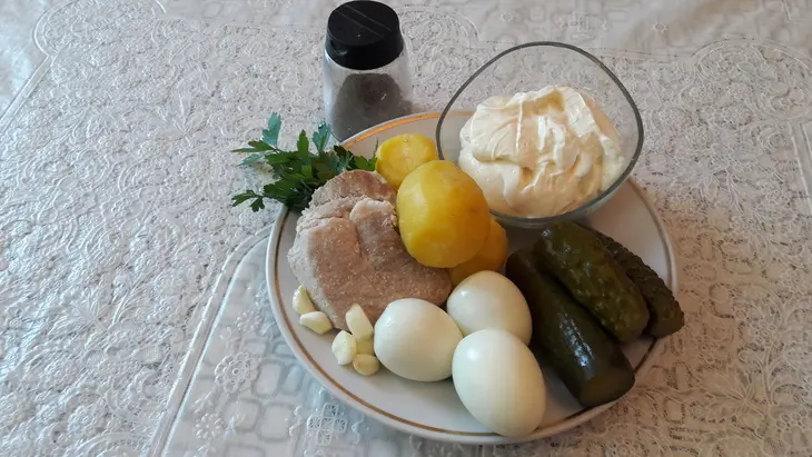 Салат со свининой и солеными огурцами: шаг 1