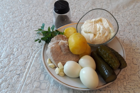 Салат со свининой и солеными огурцами: шаг 1