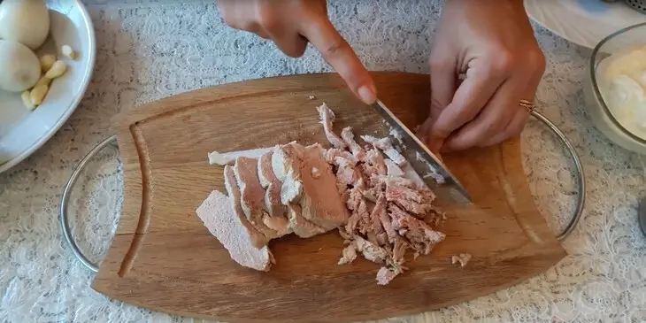 Салат со свининой и солеными огурцами: шаг 2