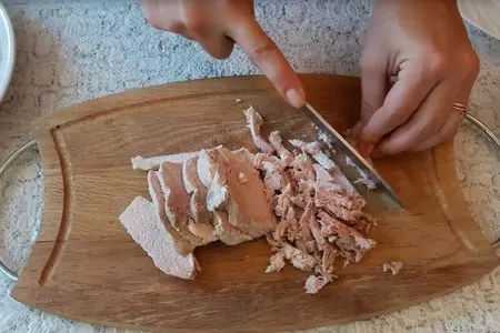Салат со свининой и солеными огурцами: шаг 2