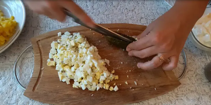 Салат со свининой и солеными огурцами: шаг 3