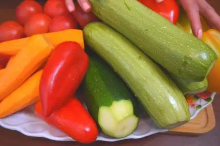Салат из кабачков с помидорами на зиму: шаг 1
