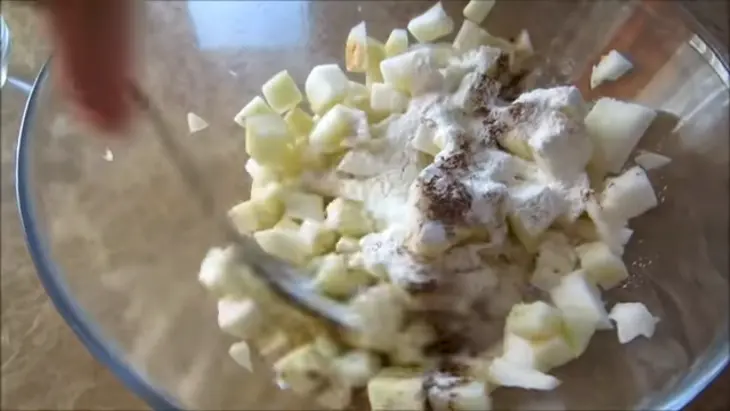 Эта вкуснятина исчезает со стола за минуту / пирожки с яблоками и карамелью: шаг 5