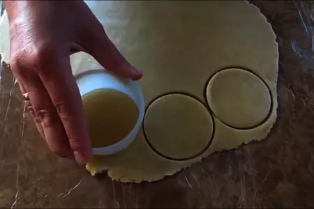 Эта вкуснятина исчезает со стола за минуту / пирожки с яблоками и карамелью: шаг 6