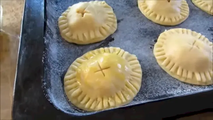 Эта вкуснятина исчезает со стола за минуту / пирожки с яблоками и карамелью: шаг 7