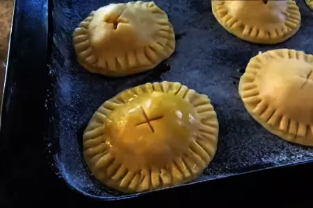 Эта вкуснятина исчезает со стола за минуту / пирожки с яблоками и карамелью: шаг 7