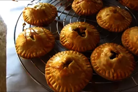 Эта вкуснятина исчезает со стола за минуту / пирожки с яблоками и карамелью: шаг 9
