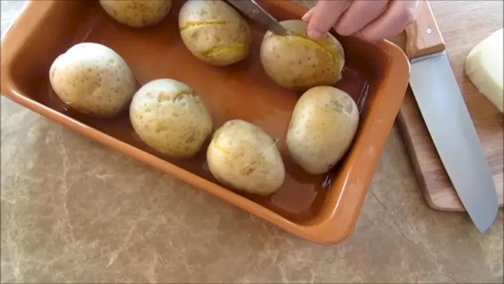 Проще пареной репы - ленивый ужин! картошка с колбаской и сыром в духовке: шаг 2
