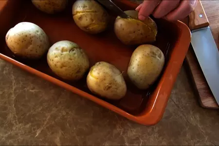 Проще пареной репы - ленивый ужин! картошка с колбаской и сыром в духовке: шаг 2