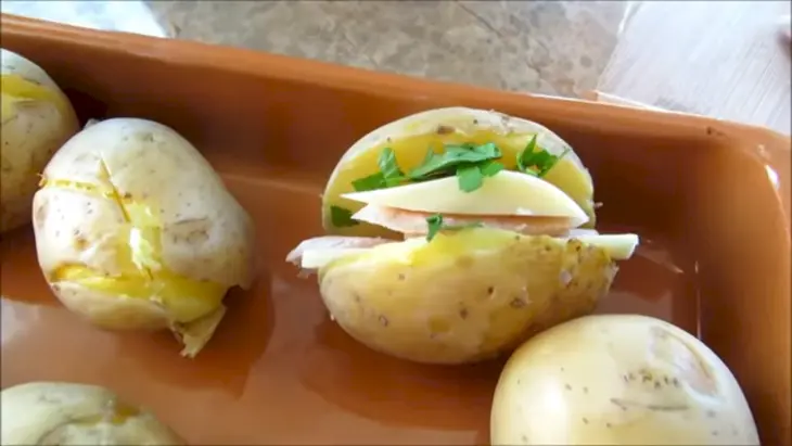 Проще пареной репы - ленивый ужин! картошка с колбаской и сыром в духовке: шаг 5