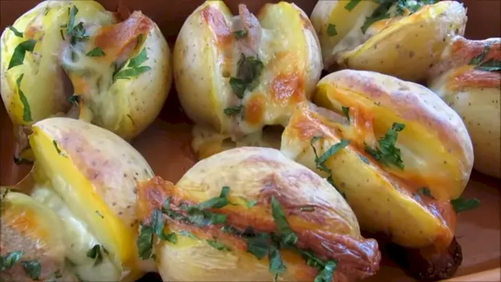 Проще пареной репы - ленивый ужин! картошка с колбаской и сыром в духовке: шаг 6