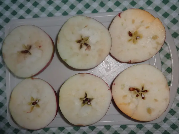 Яблоки, запечённые с морковью и изюмом: шаг 1