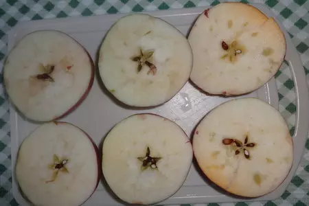 Яблоки, запечённые с морковью и изюмом: шаг 1