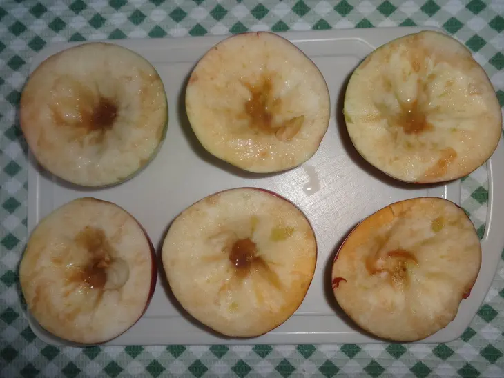 Яблоки, запечённые с морковью и изюмом: шаг 2