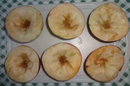 Яблоки, запечённые с морковью и изюмом: шаг 2