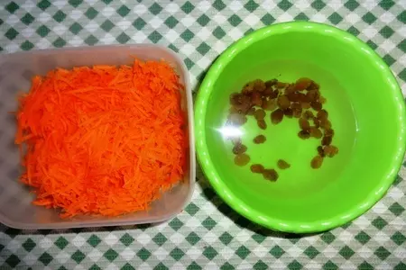 Яблоки, запечённые с морковью и изюмом: шаг 3