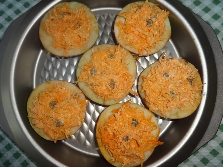 Яблоки, запечённые с морковью и изюмом: шаг 5