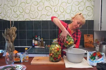Зеленые помидоры с ранетками: шаг 7