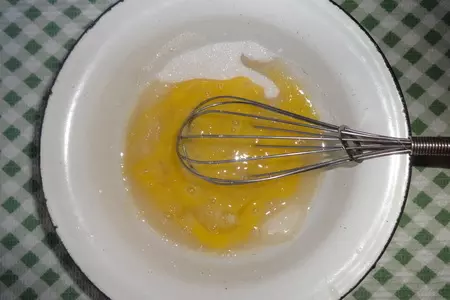 Быстрый шоколадный мини-торт с орехами: шаг 1