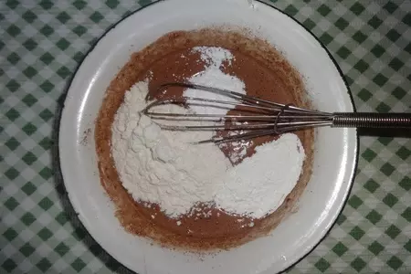Быстрый шоколадный мини-торт с орехами: шаг 3