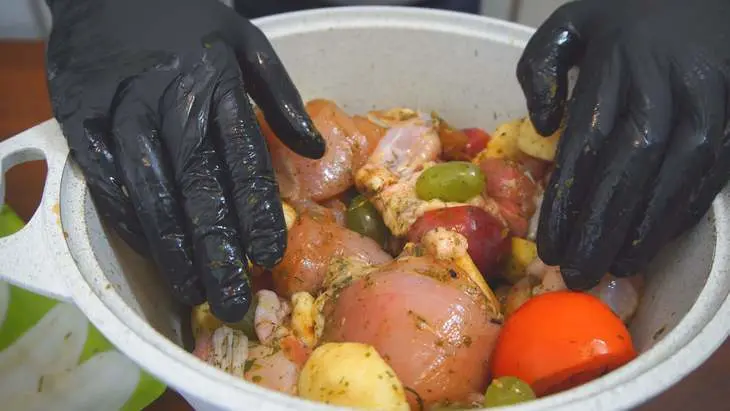 Пикантная курица запеченная с томатами и фруктами: шаг 6