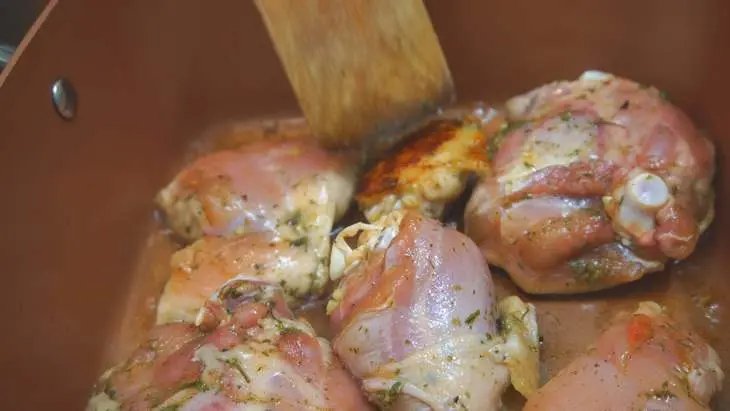 Пикантная курица запеченная с томатами и фруктами: шаг 7