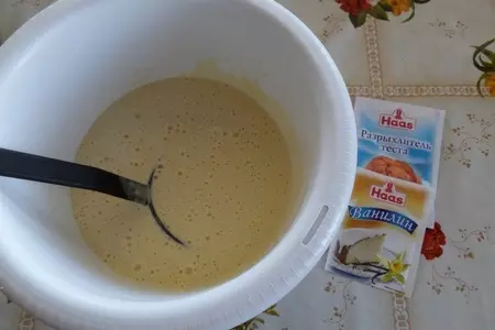 Ванильные блинчики с малиной и взбитыми сливками: шаг 7