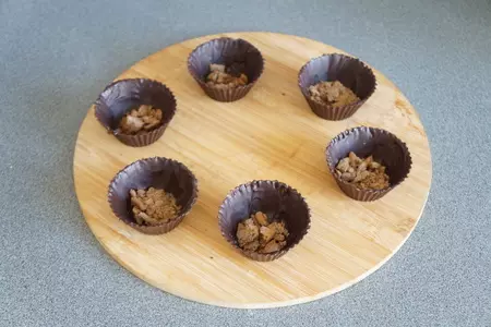 Клубничный десерт в шоколадных корзиночках: шаг 2