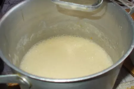 Творожный пирог со сметаной и ягодами: шаг 4