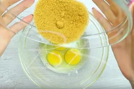 Шарлотка с целыми яблоками (любимый рецепт): шаг 1