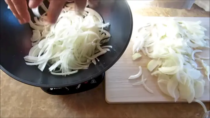 Держите меня семеро, ну очень вкусно! французский луковый пирог с грудинкой!: шаг 3