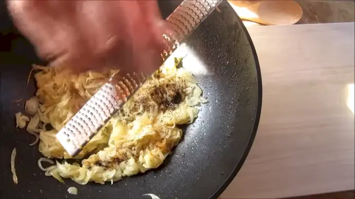 Держите меня семеро, ну очень вкусно! французский луковый пирог с грудинкой!: шаг 4