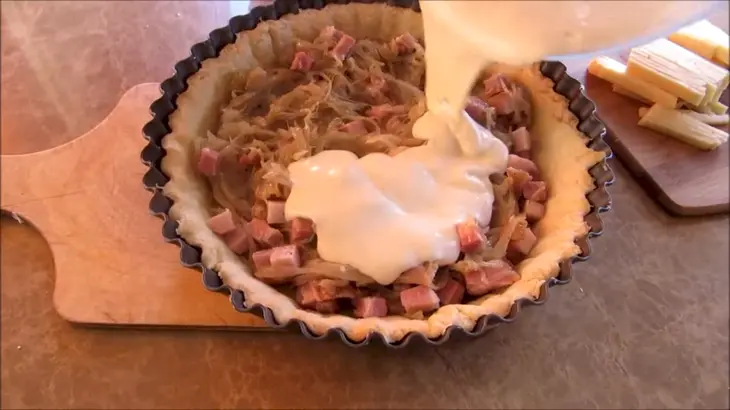 Держите меня семеро, ну очень вкусно! французский луковый пирог с грудинкой!: шаг 7