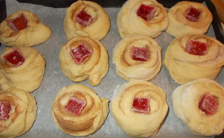 Булочки с  мармеладом, орехами и корицей: шаг 7