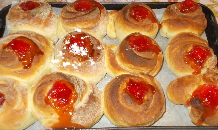 Булочки с  мармеладом, орехами и корицей: шаг 8