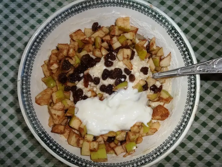 Творожные кексы с яблоками и изюмом: шаг 7