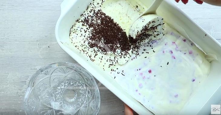 Мороженое сливочное с черникой и шоколадной крошкой: шаг 4