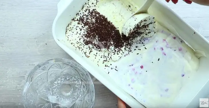 Мороженое сливочное с черникой и шоколадной крошкой: шаг 4