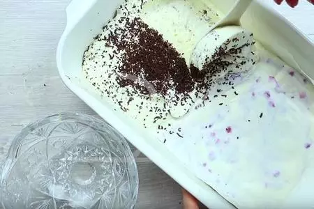 Мороженое сливочное с черникой и шоколадной крошкой: шаг 4