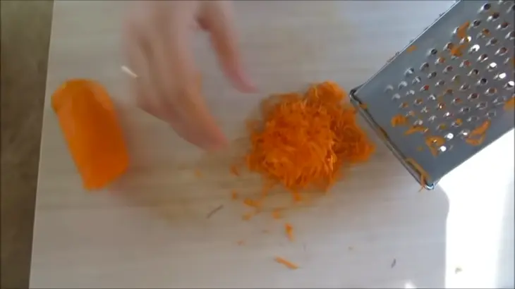 Добавьте в тесто морковь, укроп и результат вас поразит! вкусные пирожки с брынзой: шаг 4