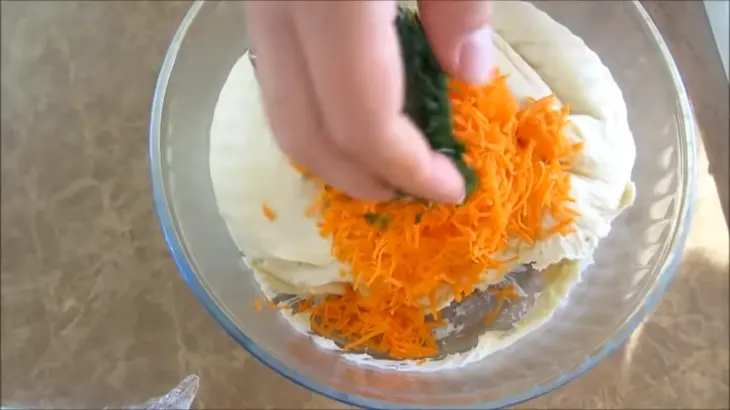 Добавьте в тесто морковь, укроп и результат вас поразит! вкусные пирожки с брынзой: шаг 5