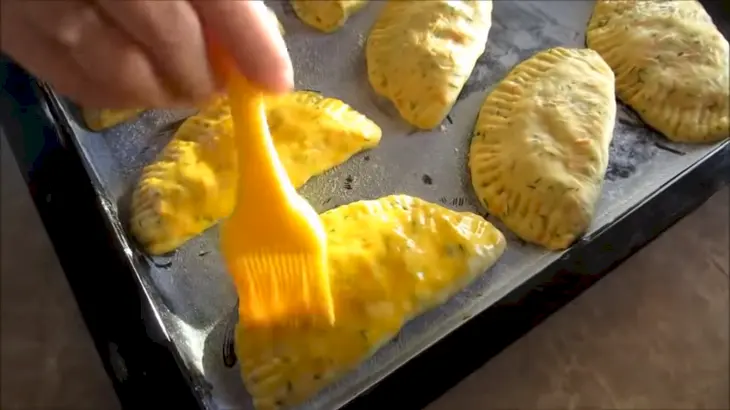 Добавьте в тесто морковь, укроп и результат вас поразит! вкусные пирожки с брынзой: шаг 8