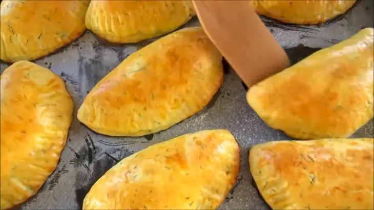 Добавьте в тесто морковь, укроп и результат вас поразит! вкусные пирожки с брынзой: шаг 9