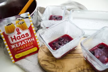 Суфле с шоколадом и сливами в коньяке: шаг 1