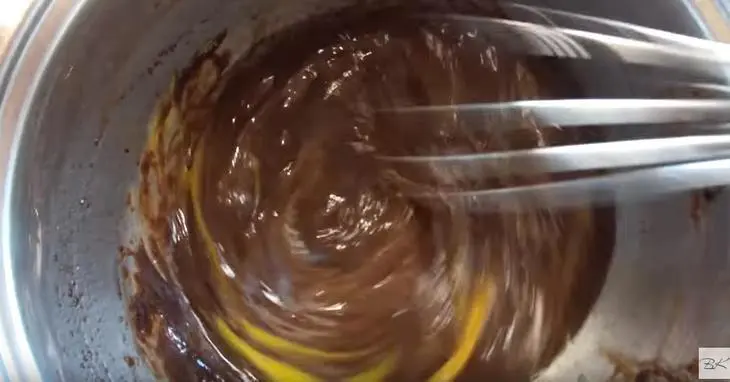 Шоколадный пирог с брусникой и сливочной заливкой: шаг 2